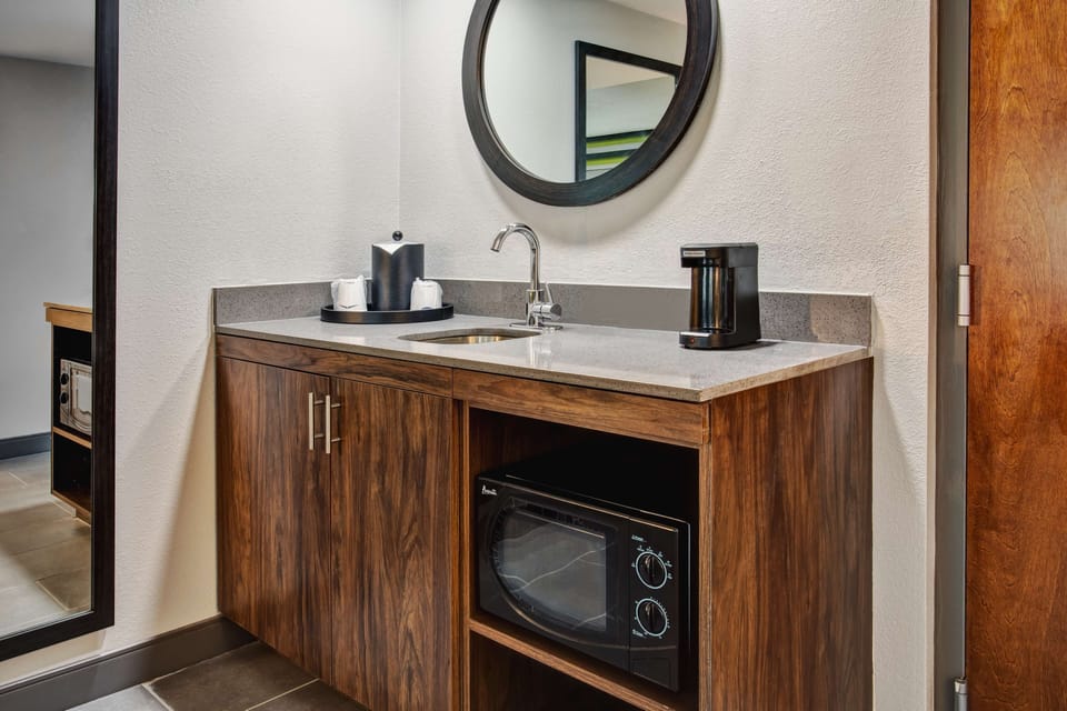 Studio Suite, 1 King Bed, Non Smoking | Premium bedding, in-room safe, desk, laptop workspace