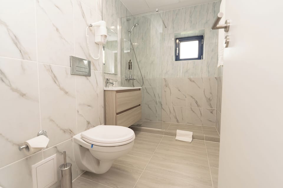 Standard Suite | Bathroom | Combined shower/tub, rainfall showerhead, free toiletries, hair dryer