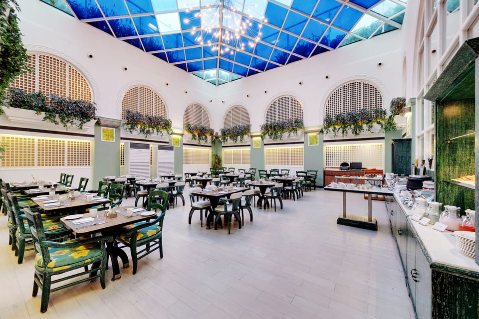 2 restaurants; breakfast, lunch, and dinner served