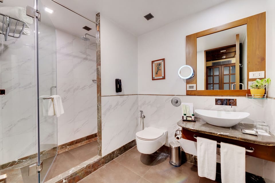 Fern Classic Room, 1 King Bed | Bathroom | Shower, free toiletries, slippers, towels