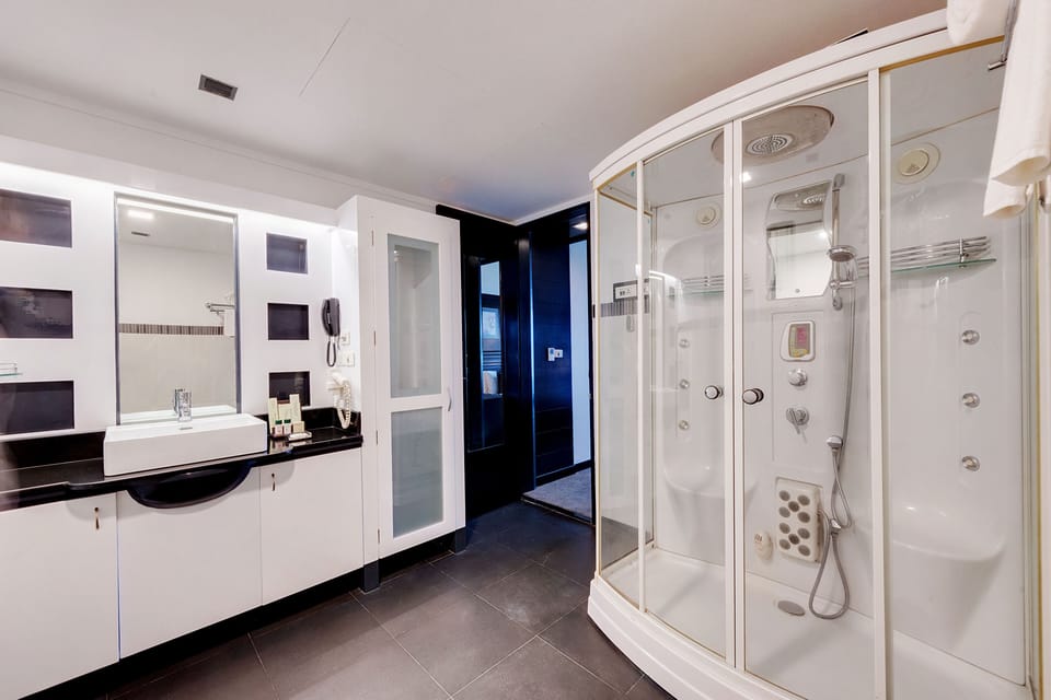 Hazel Suite, 1 King Bed | Bathroom | Shower, free toiletries, slippers, towels