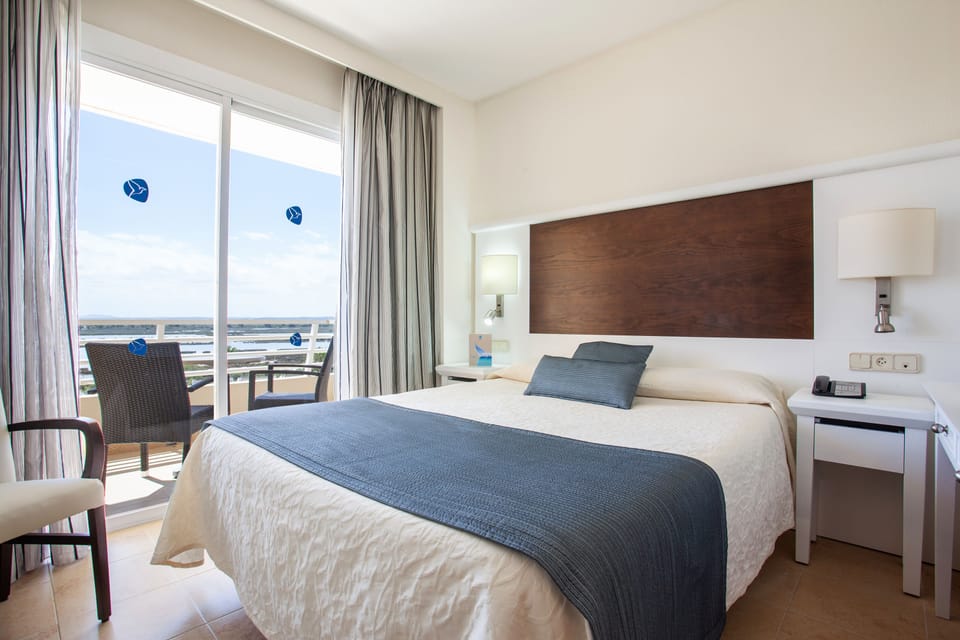Single Room, Balcony | Minibar, in-room safe, desk, blackout drapes