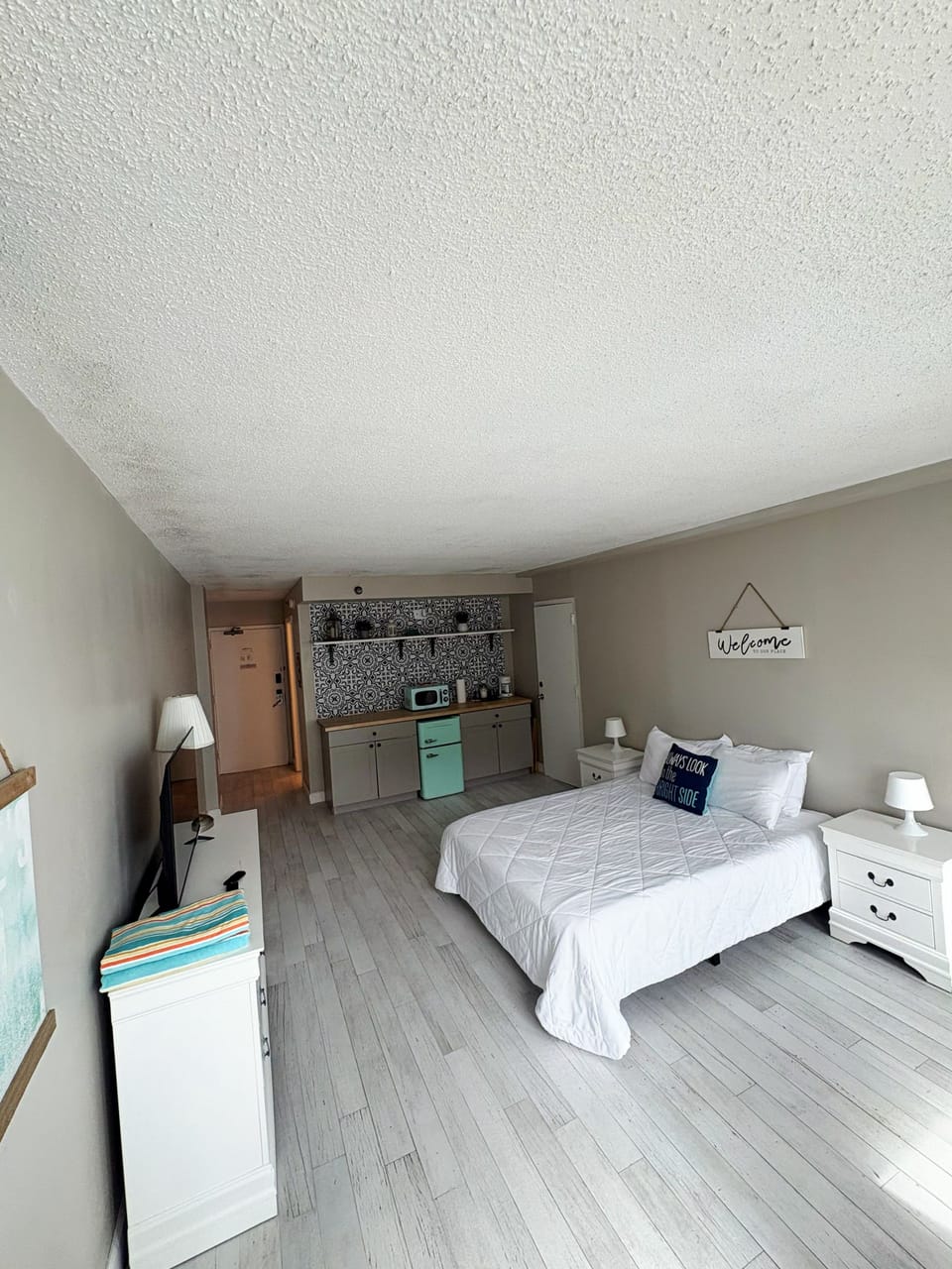 Bright coastal studio with kitchenette, queen bed, and airy open layout