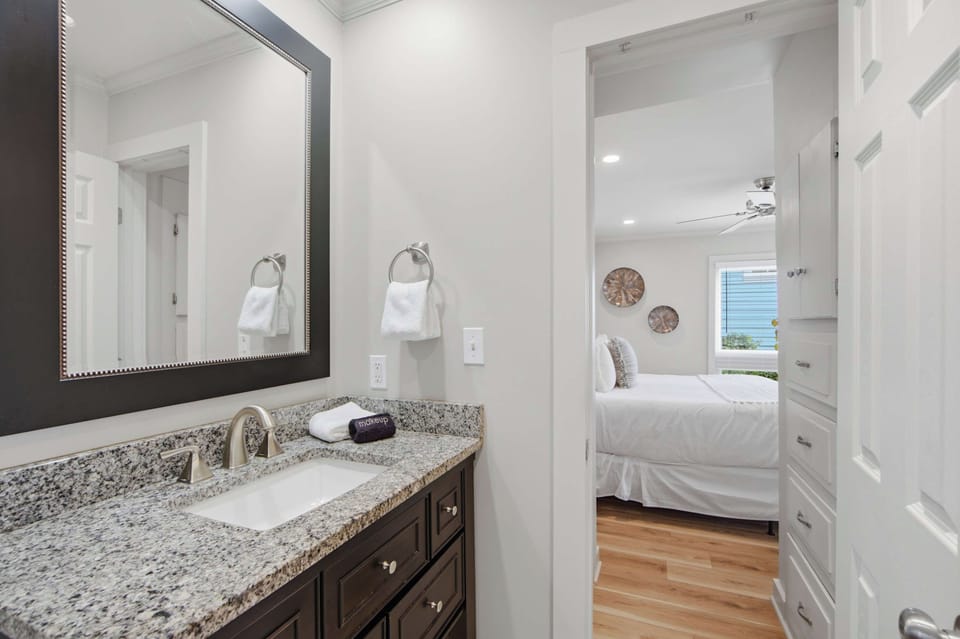 1st Floor Shared Bathroom with shower/tub combo