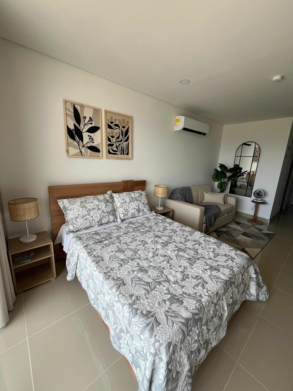Double bed with bedside lamps and art details