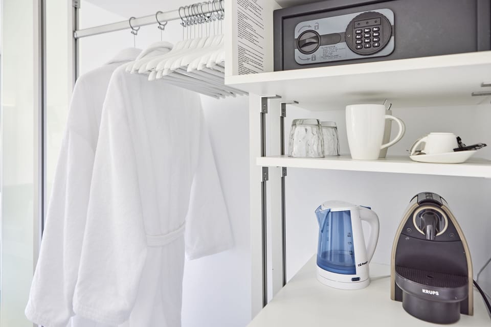 Deluxe Room, Balcony, Pool View | Wardrobe