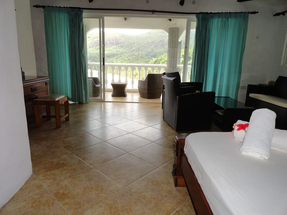 Superior Room, 1 Bedroom, Ocean View | Living room