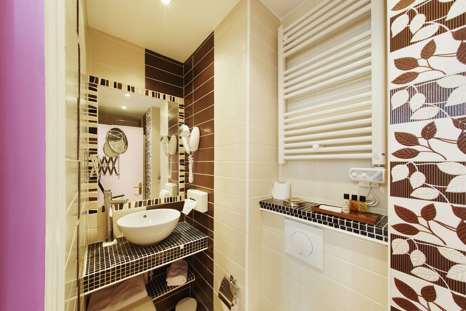 Double or Twin Room | Bathroom | Combined shower/tub, free toiletries, hair dryer, towels
