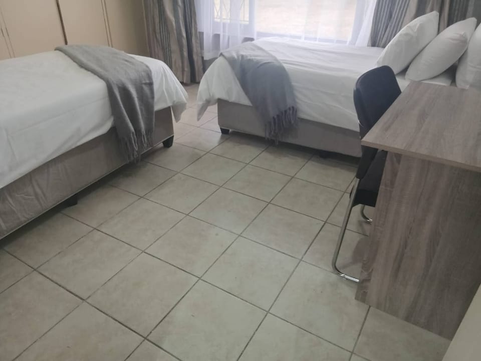 Spacious 5-bedroom House in Pietermaritzburg With Shared Pool House in KwaZulu-Natal