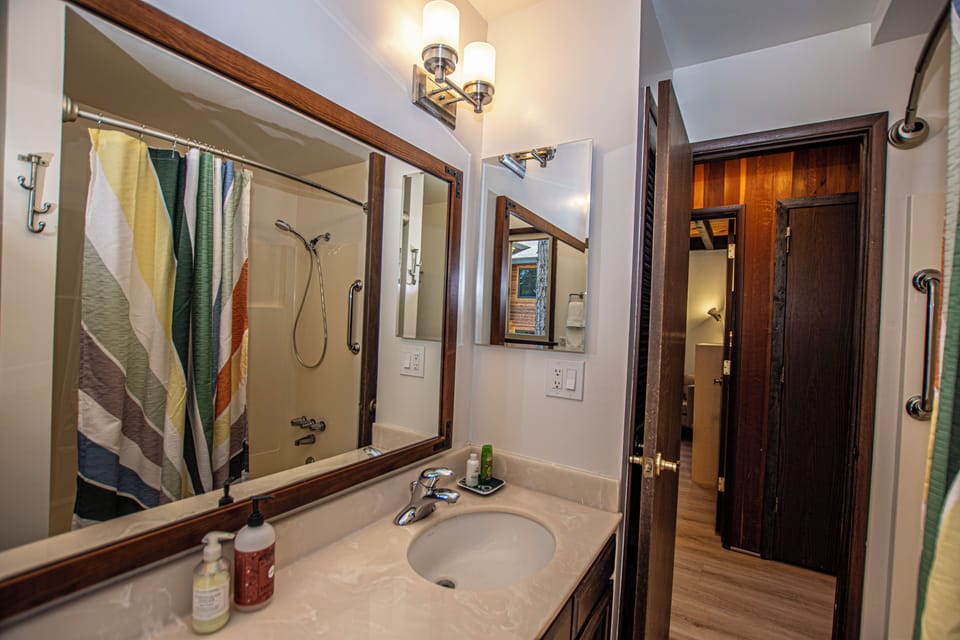 Ludwigs Lodge - Bathroom 1 Shower