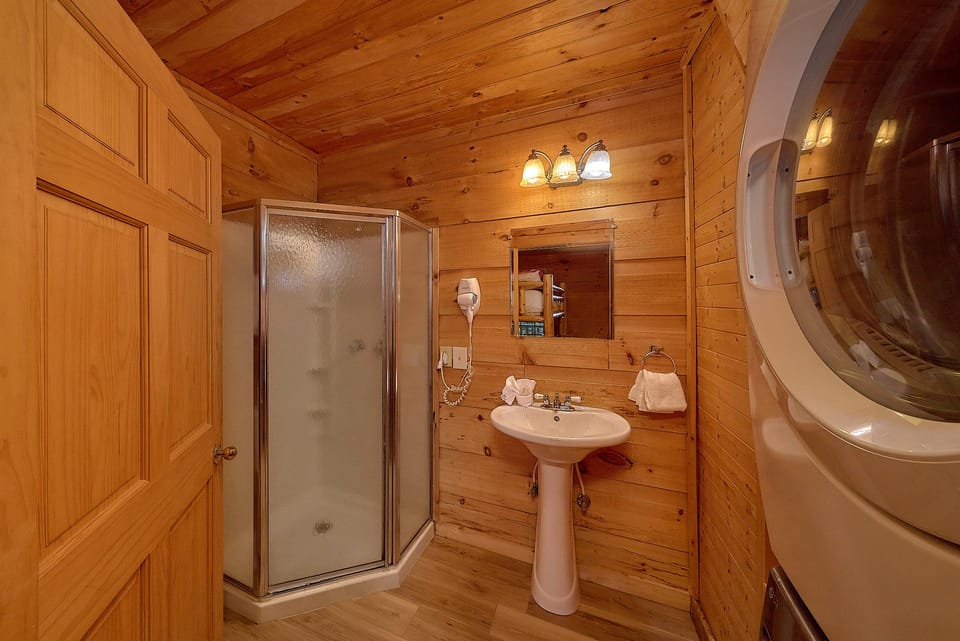 Cabin rental with 4 bedrooms and washer/dryer