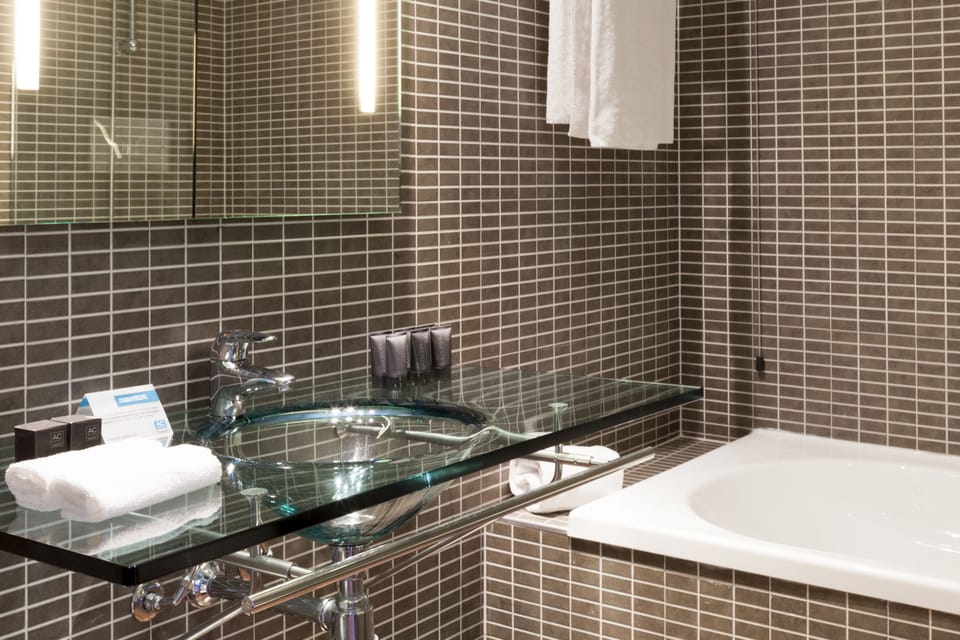 Combined shower/tub, deep soaking tub, designer toiletries, hair dryer