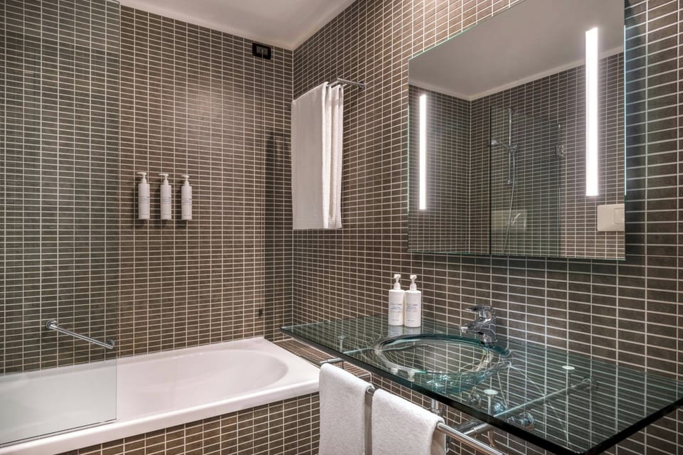 Combined shower/tub, deep soaking tub, designer toiletries, hair dryer