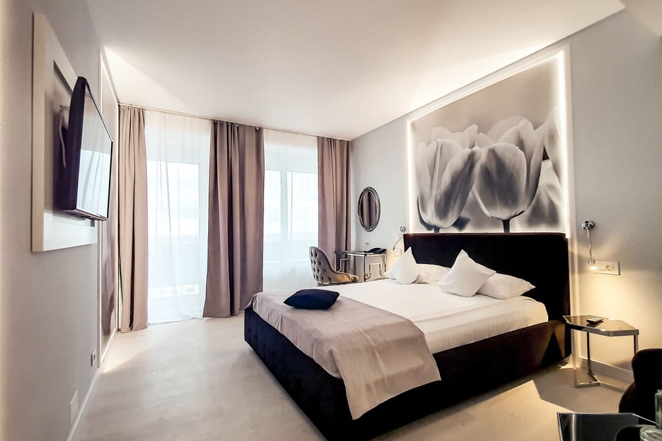 Deluxe Double Room | Minibar, in-room safe, desk, laptop workspace