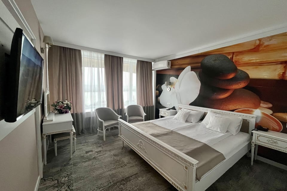 Superior Suite | In-room safe, desk, iron/ironing board, free WiFi
