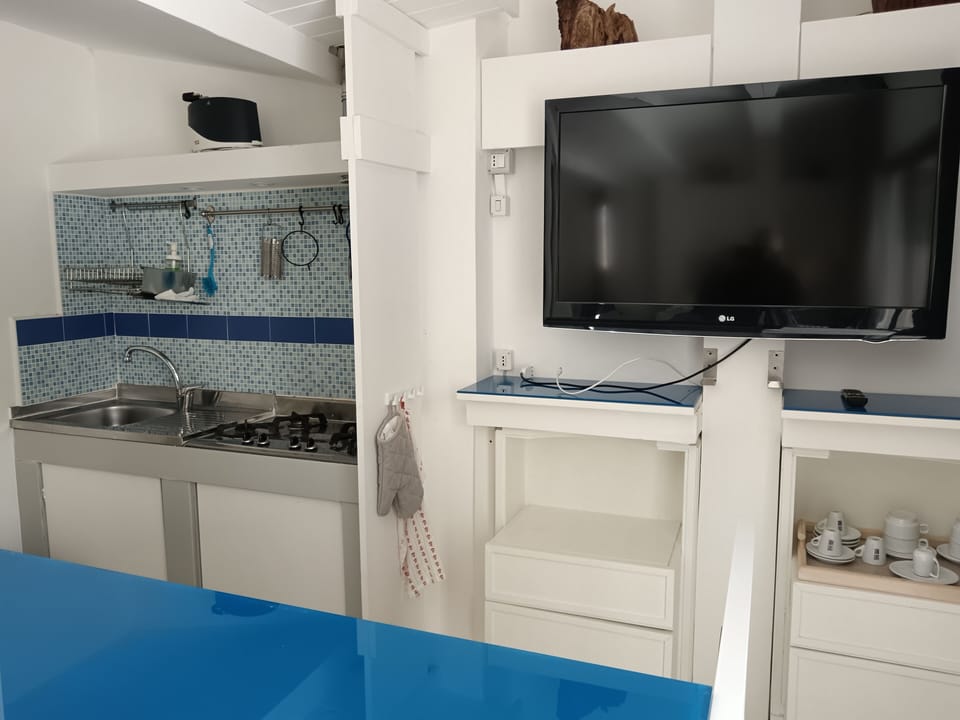 Superior Suite, 1 Bedroom, Garden View, Poolside | Private kitchen