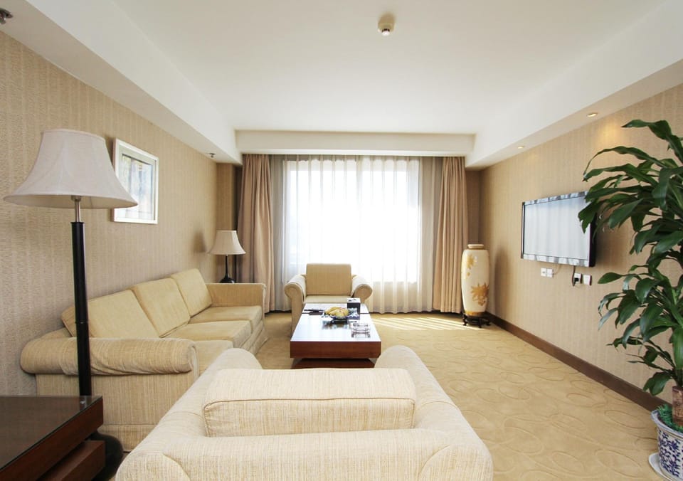 Executive Suite | In-room safe, desk, blackout drapes, soundproofing