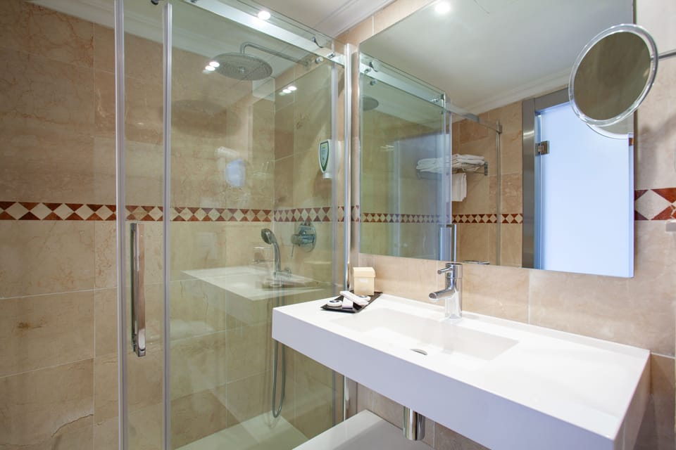 Shower, hair dryer, bathrobes, towels