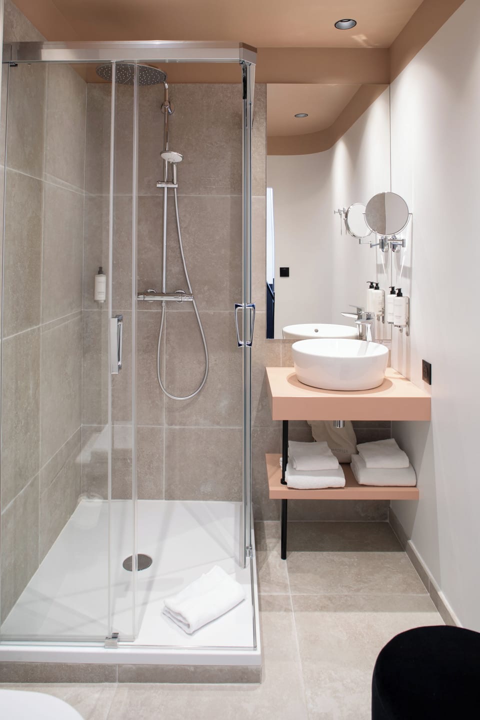 Superior Double Room | Bathroom | Shower, hair dryer, towels, soap