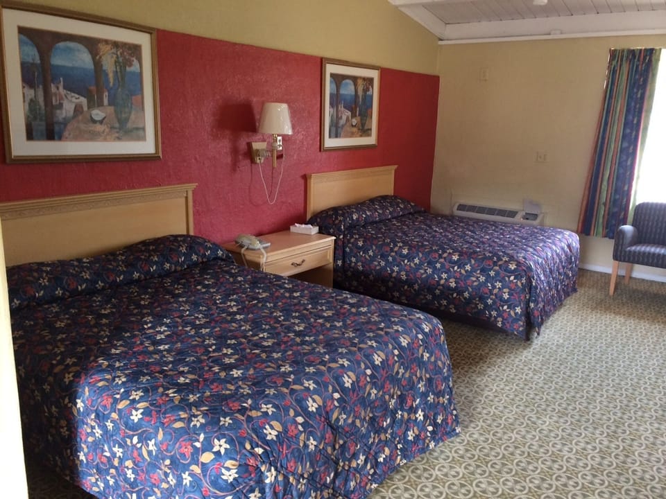 Standard Room, 2 Double Beds | WiFi (free)