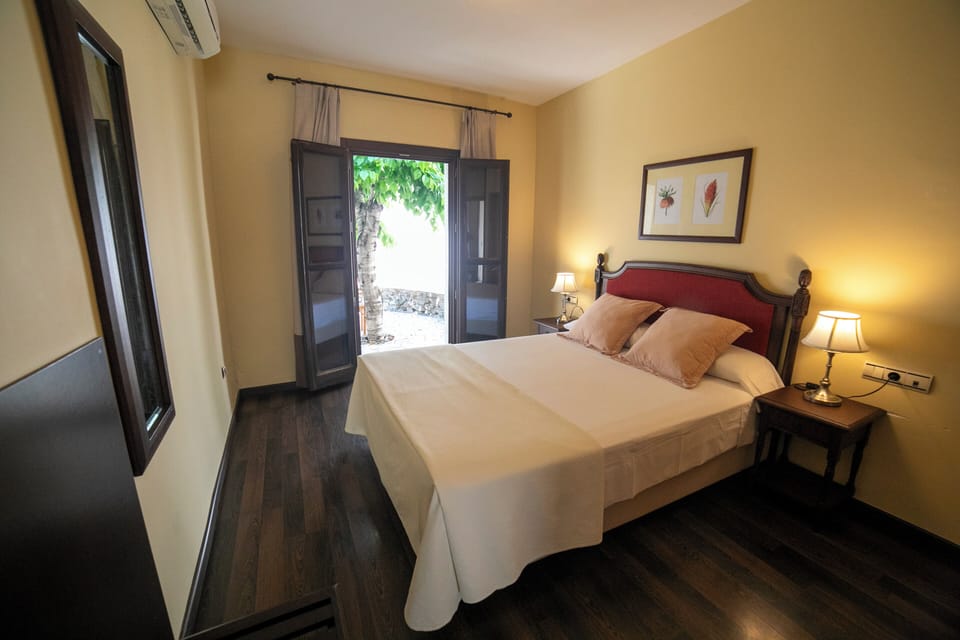 Minibar, in-room safe, bed sheets