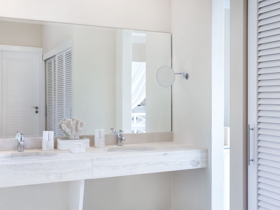 Bathtub, hair dryer, towels