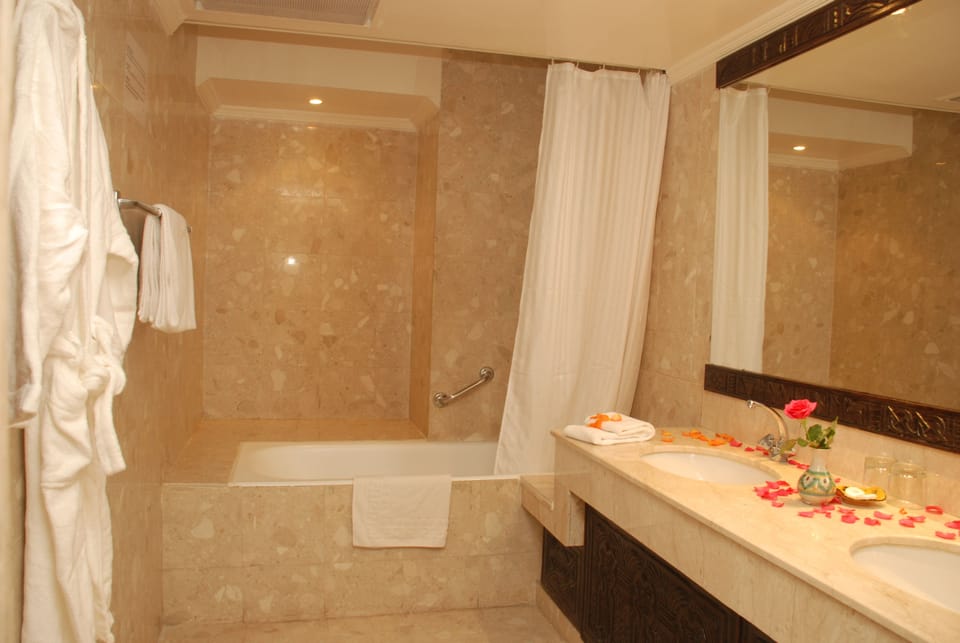 Suite | Bathroom | Rainfall showerhead, bidet, towels