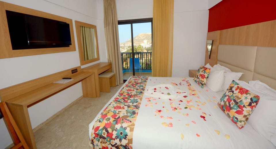 Standard Double Room | In-room safe, desk, soundproofing, free WiFi