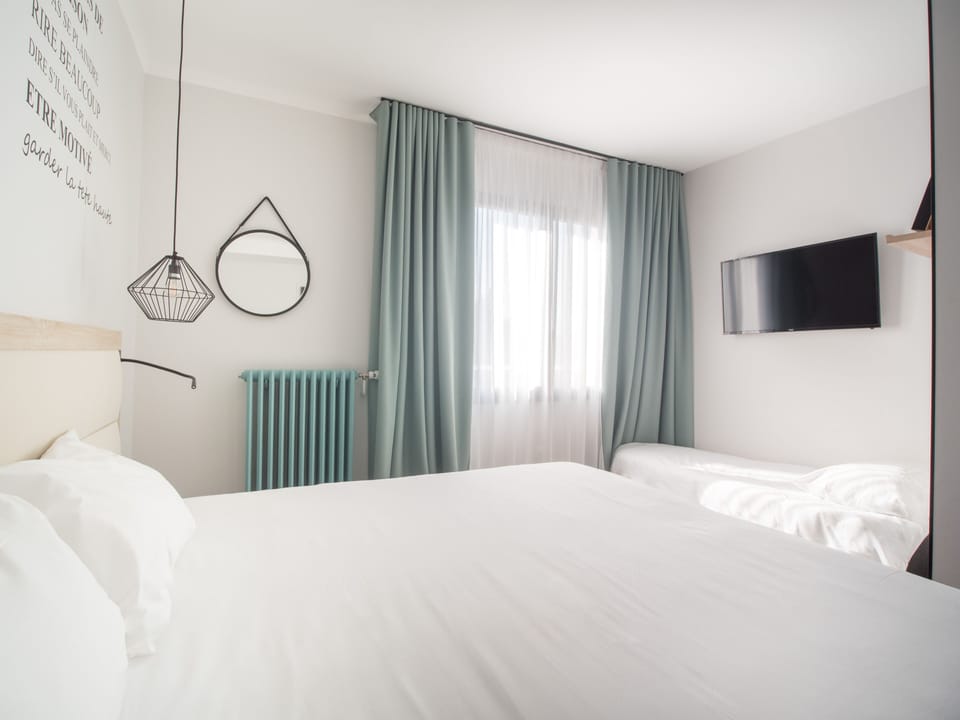 Triple Room | Individually decorated, individually furnished, desk, soundproofing