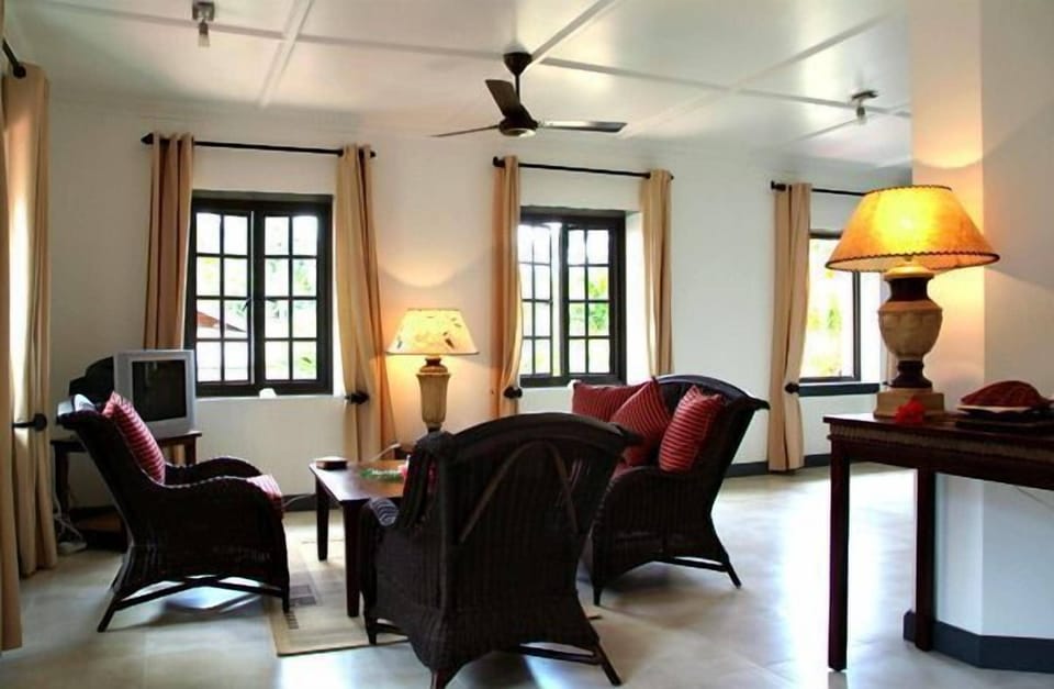 Deluxe Room | Living room | TV