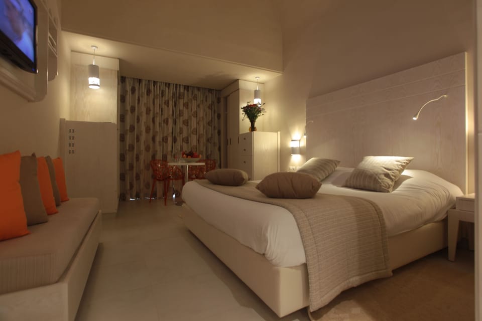 Premium bedding, in-room safe, desk, blackout drapes