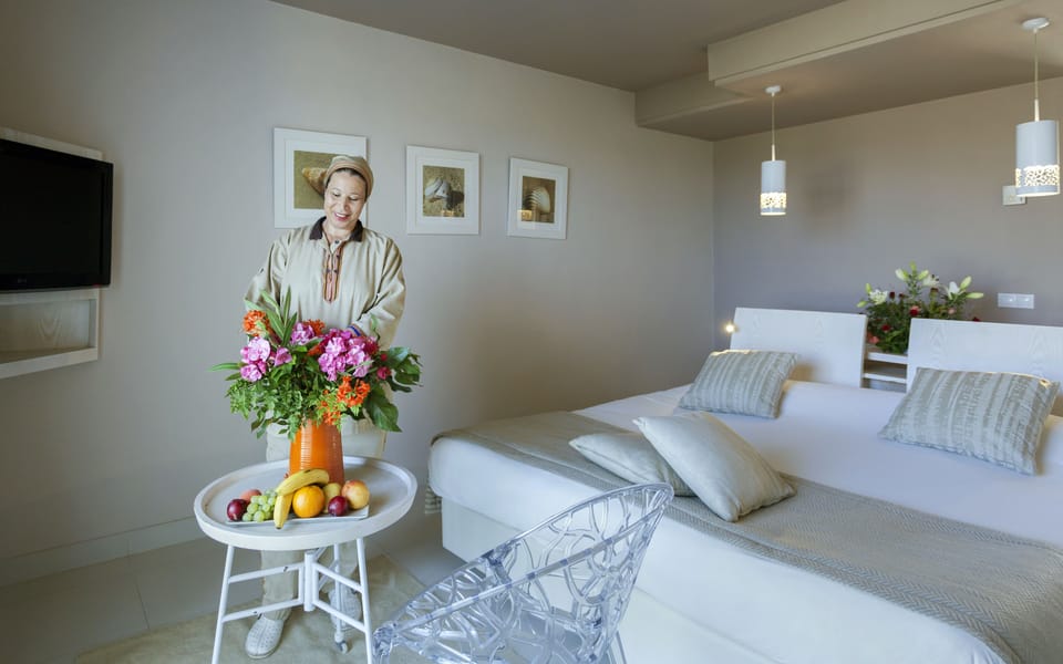 Premium bedding, in-room safe, desk, blackout drapes