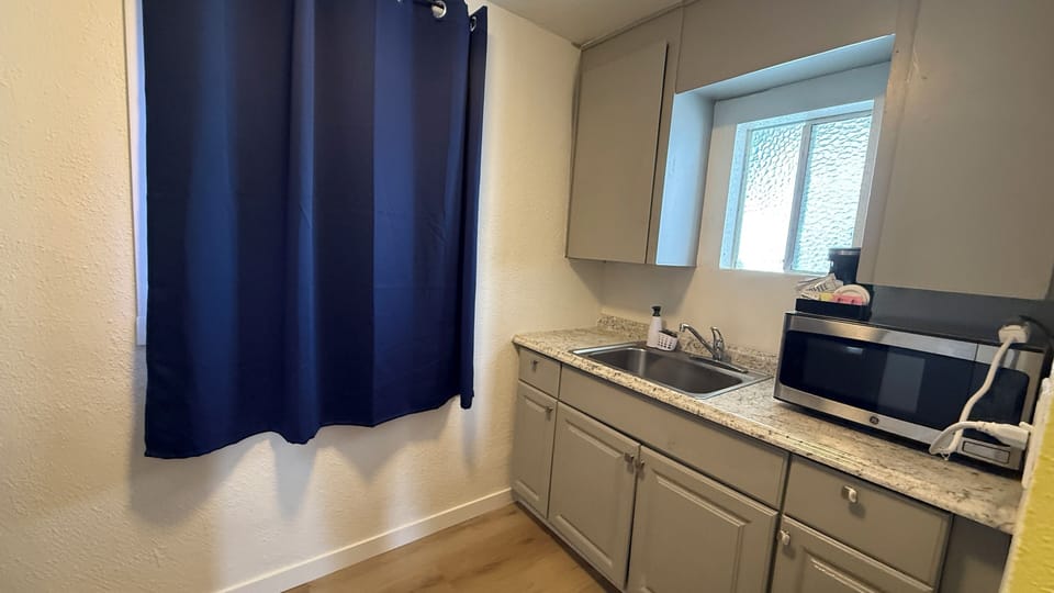 Deluxe Studio Suite, 2 Queen Beds, Non Smoking, Ground Floor | Private kitchen | Fridge, microwave, stovetop, coffee/tea maker