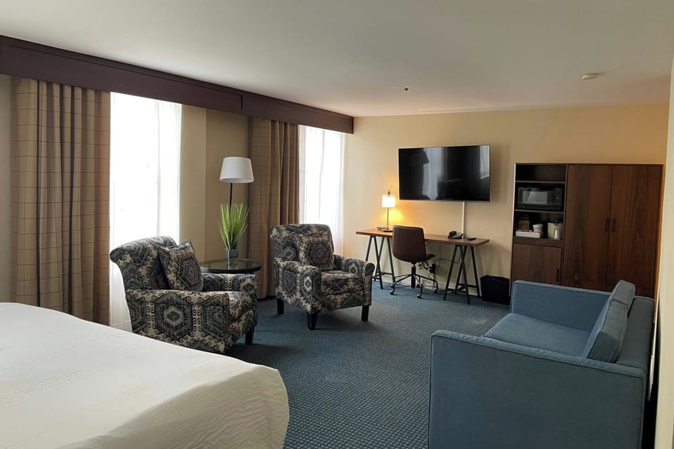 Suite, 1 King Bed | Premium bedding, pillowtop beds, in-room safe, desk