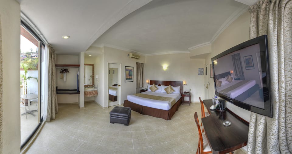 Suite, 1 King Bed, Balcony | Iron/ironing board, rollaway beds, free WiFi, bed sheets