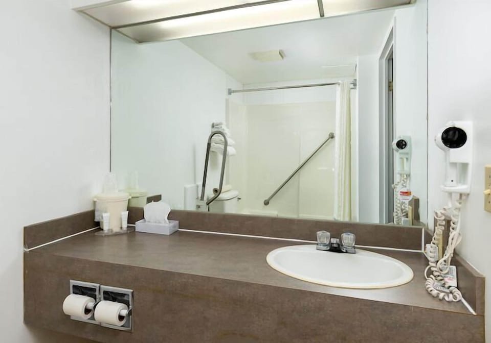 Standard Room, 1 Queen Bed, Bathtub Grab Bars | Bathroom | Hair dryer (on request), towels, soap, shampoo