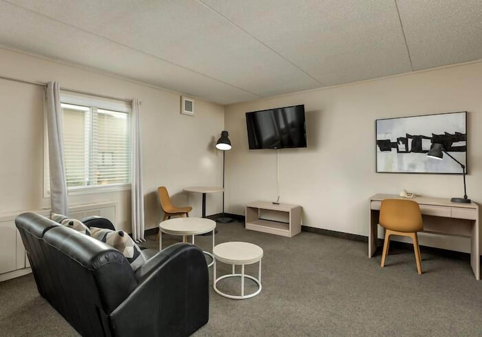 Standard Studio, 1 King Bed | Living area | Flat-screen TV