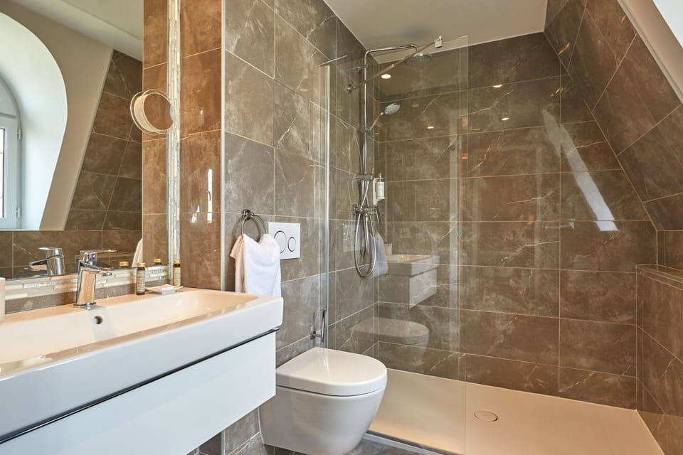 Chambre Deluxe avec Terrasse | Bathroom | Free toiletries, hair dryer, slippers, towels