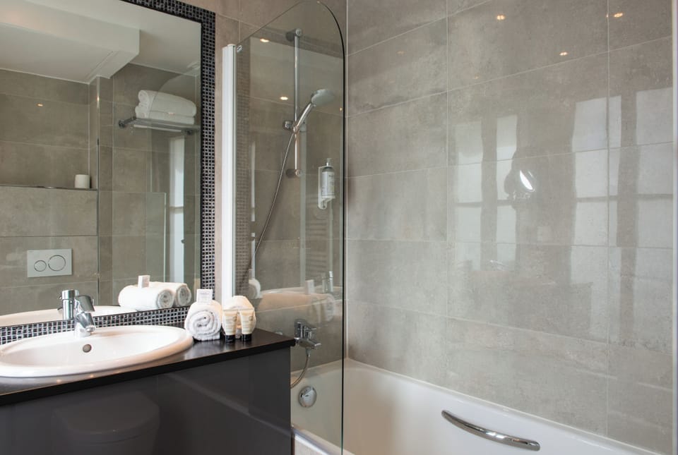 Deluxe Room Arc de Triomphe view with balcony | Bathroom | Free toiletries, hair dryer, slippers, towels