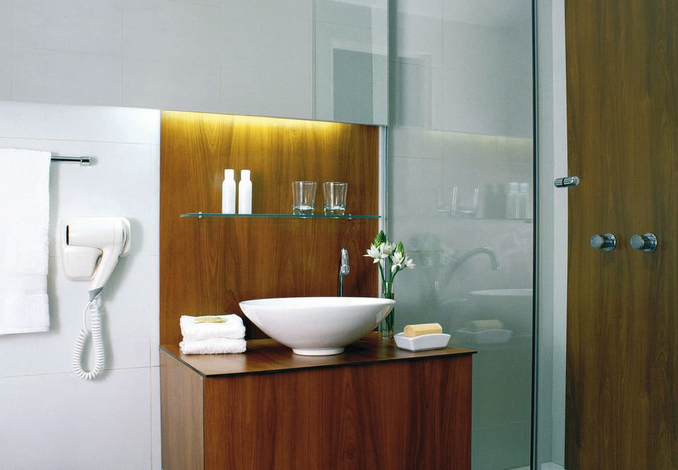 Superior Room | Bathroom | Combined shower/tub, rainfall showerhead, free toiletries, hair dryer
