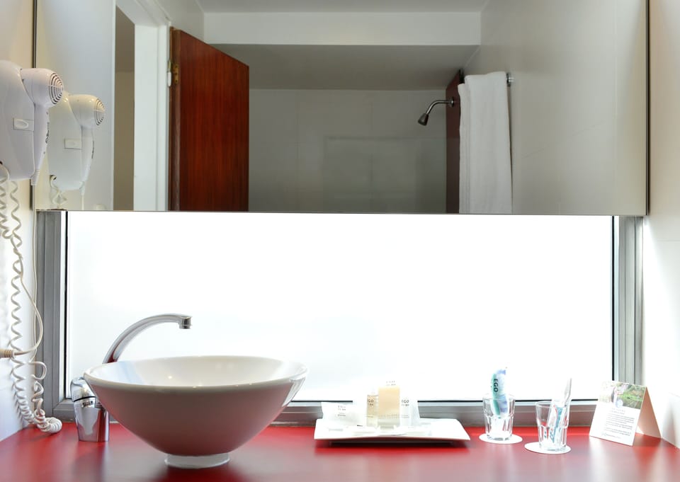 Superior Room | Bathroom | Combined shower/tub, rainfall showerhead, free toiletries, hair dryer