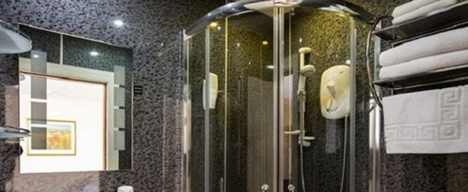 Double Room | Bathroom | Free toiletries, hair dryer, towels