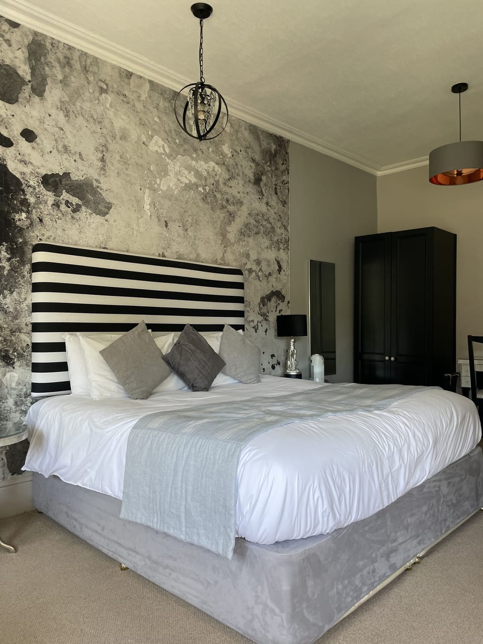 Deluxe Double Room | In-room safe, iron/ironing board, WiFi (free), individually decorated