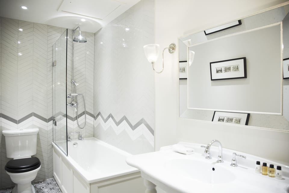 Executive Room, 1 King Bed (located at 4 West Coates) | Bathroom | Designer toiletries, hair dryer, bathrobes, heated floors