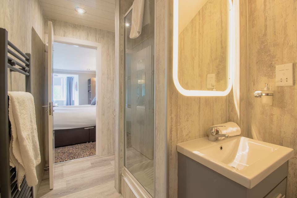 Double Room | Bathroom | Shower, free toiletries, hair dryer, towels