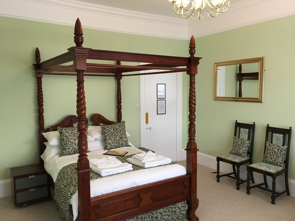 Large Double Room | Iron/ironing board, free WiFi