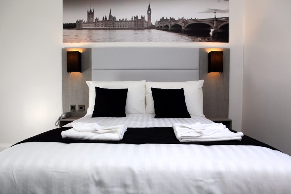 Double Room | In-room safe, desk, laptop workspace, blackout drapes