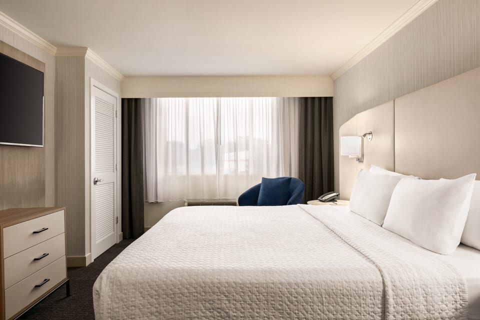 Hypo-allergenic bedding, in-room safe, desk, laptop workspace