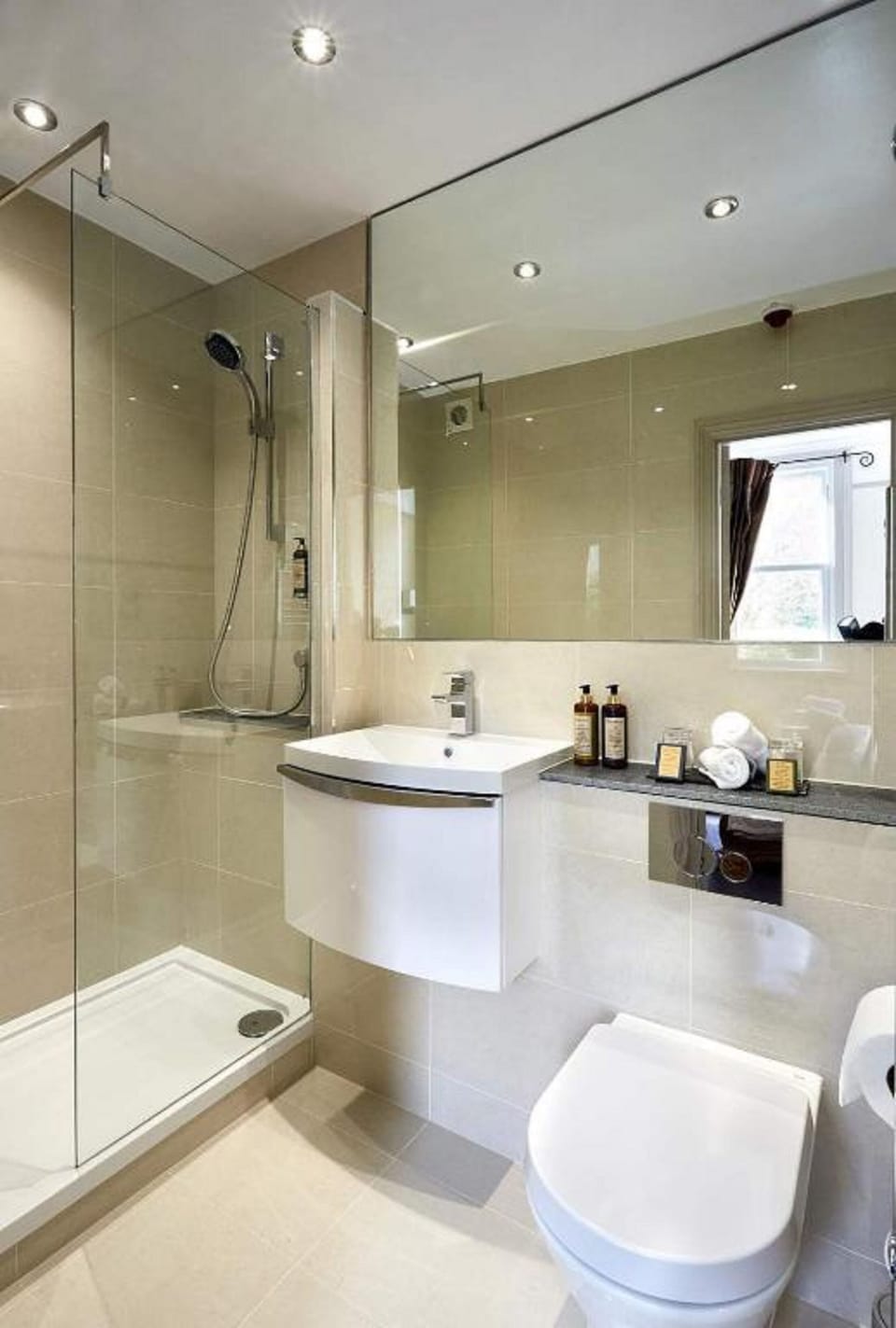 Standard King Room | Bathroom | Eco-friendly toiletries, towels
