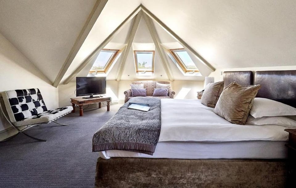 Executive King Room | Premium bedding, in-room safe, desk, iron/ironing board